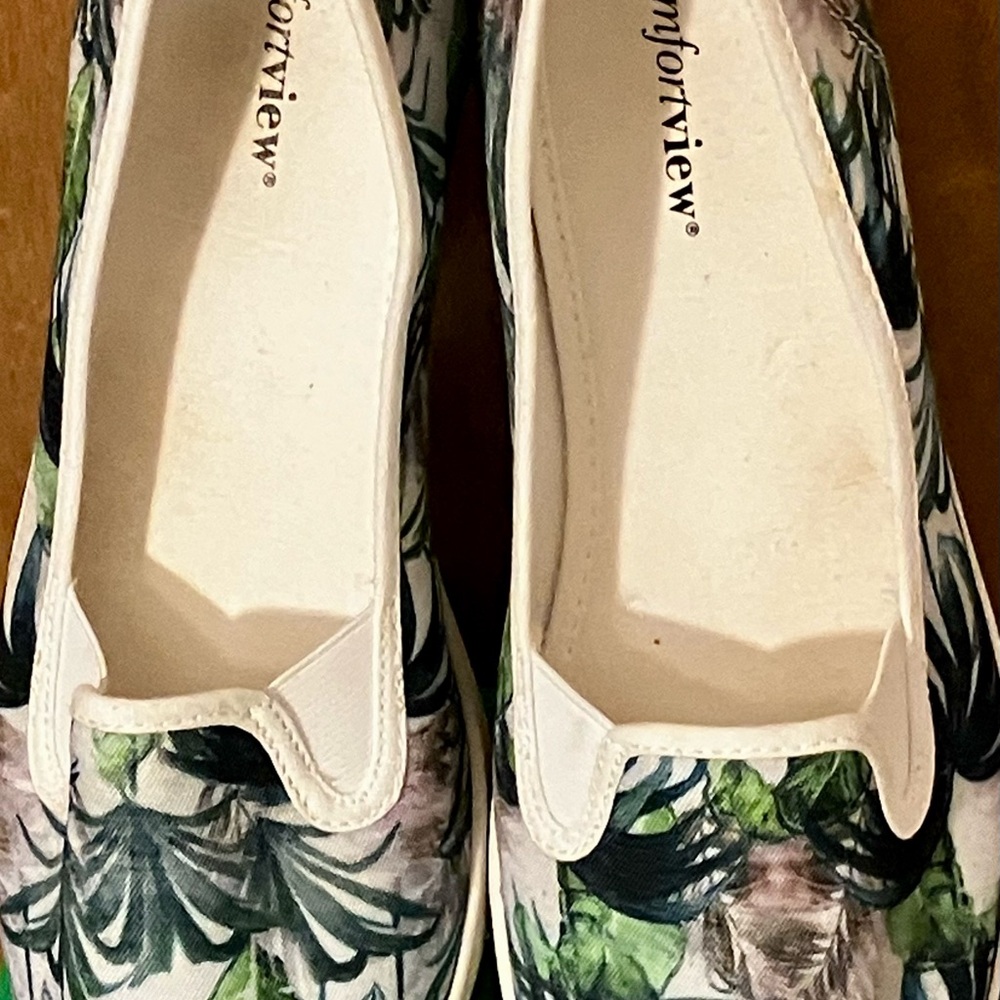 Comfortview 9 1/2 WWWomen's Slip-On Tropical Leaf Canvas Flats in Green and Blue - Picture 2 of 5
